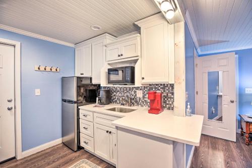Kuchyň nebo kuchyňský kout v ubytování Updated Williamstown Apartment with Kitchen!