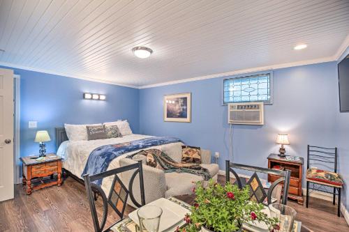 Ένα ή περισσότερα κρεβάτια σε δωμάτιο στο Updated Williamstown Apartment with Kitchen!
