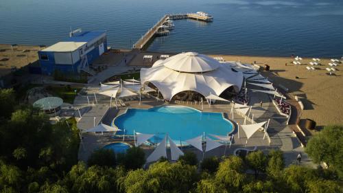 uma vista panorâmica de um resort com uma piscina e guarda-sóis em Kapriz Issyk Kul Resort em Cholpon-Ata