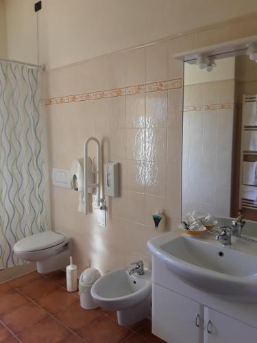 een badkamer met een wastafel en een toilet bij Albergo Al Portico in Azzano Decimo
