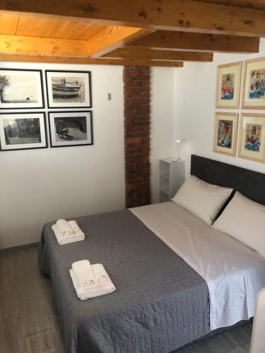 una camera da letto con un letto con due asciugamani sopra di LUXURY vertical open space a Sangiano
