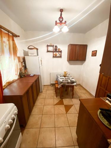 A kitchen or kitchenette at Tündérerdő