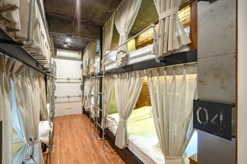 Postel nebo postele na pokoji v ubytování Siam Plug In Hostel