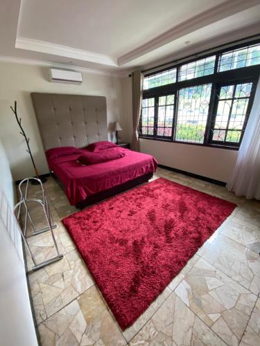 Cama ou camas em um quarto em Villa Raja Puncak