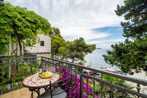een tafel op een balkon met uitzicht op de oceaan bij Apartments Villa Palma in Mlini