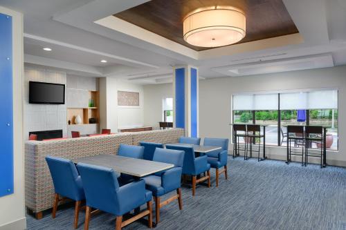 Televisyen dan/atau pusat hiburan di Holiday Inn Express - Tullahoma by IHG