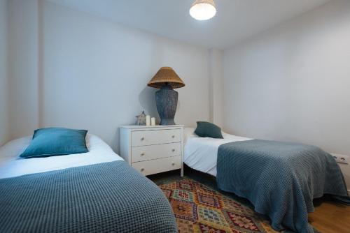 Un pat sau paturi într-o cameră la Pz triana amplio, moderno y luminoso apt 2d 2b