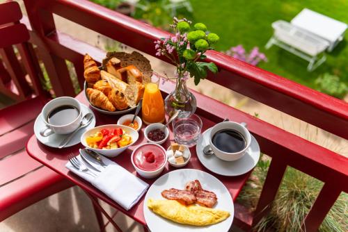 - un plateau de nourriture pour le petit-déjeuner sur une table dans l'établissement Hôtel Le Saint Christophe, à La Baule