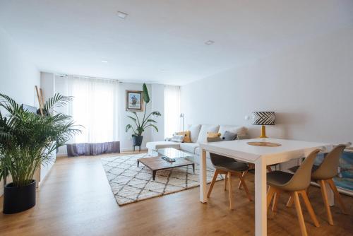 Pz triana amplio, moderno y luminoso apt 2d 2b