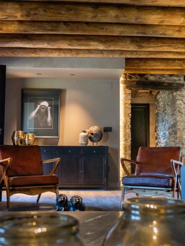 a living room with two chairs and a table at Casa Rural Aracanciás in Borrastre