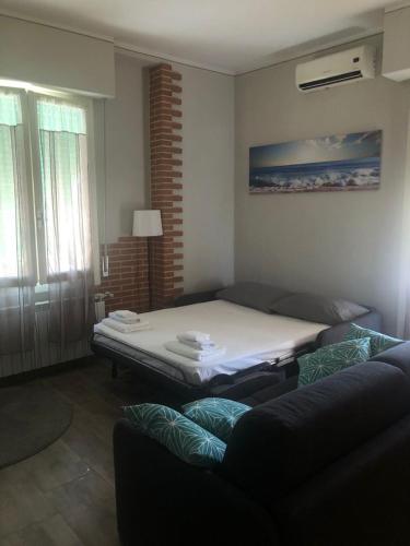 - un salon avec un lit et un canapé dans l'établissement Casina Summer, à Tirrenia