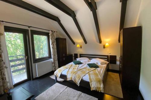 Ein Bett oder Betten in einem Zimmer der Unterkunft Trout Cottage 2