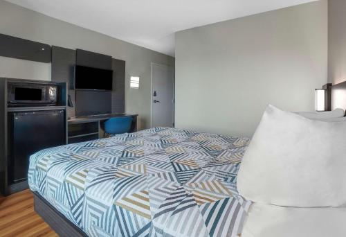a hotel room with a bed and a kitchen at Motel 6-Montgomery, AL - Airport in Hope Hull