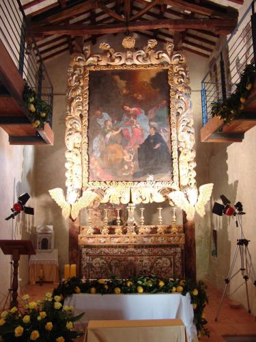 a altar in a room with a painting on the wall at LA CASETTA in Vallo di Nera