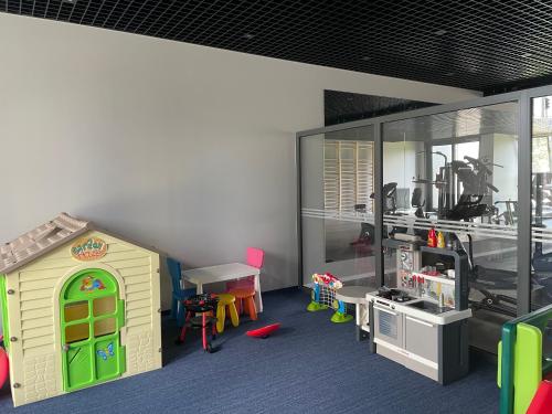 a room with a toy kitchen and a play house at Piper Dworzec & Targi in Poznań