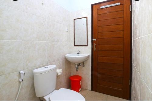 ein Bad mit einem WC und einem Waschbecken in der Unterkunft Ibus room canggu By SDM in Canggu