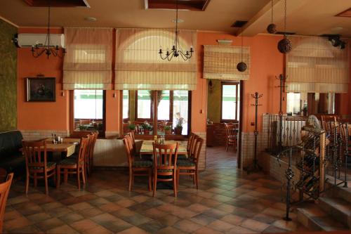 ein Esszimmer mit Tischen und Stühlen in einem Restaurant in der Unterkunft Family Hotel Palermo in Tutrakan