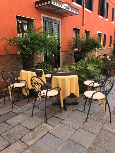 un grupo de mesas y sillas con mantel amarillo en Albergo Marin, en Venecia