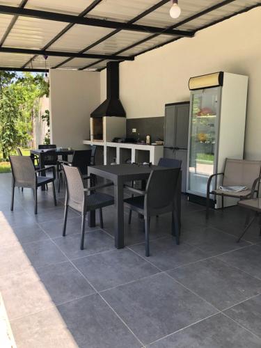 patio ze stołami i krzesłami oraz kuchnią w obiekcie Citro Villa w mieście Gonio