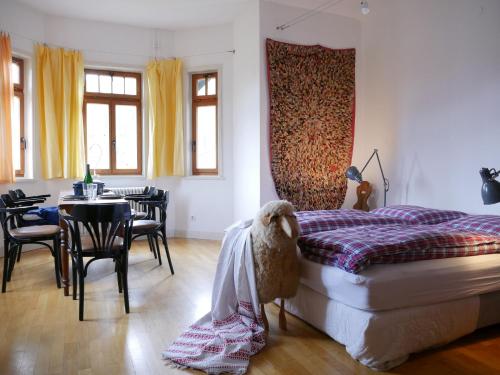 Villa Himmelsblau في باد هيرنالب: غرفة نوم بسرير وطاولة وكراسي