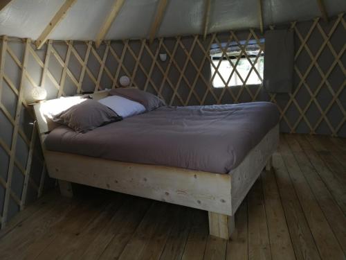 łóżko w pokoju w jurcie w obiekcie FERME DU CAROIRE w mieście Azay-le-Ferron