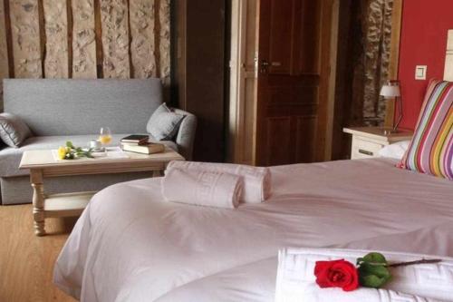 A bed or beds in a room at Casa Rural San Roque