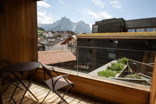 a balcony with a table and chairs and a view at Hotel Lamm in Castelrotto