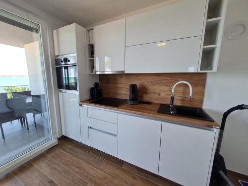 Kuchyň nebo kuchyňský kout v ubytování Apartmani Adria