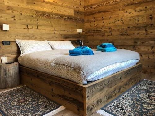 a bedroom with a bed in a wooden wall at Appartamento a due passi da Bormio in Valdisotto