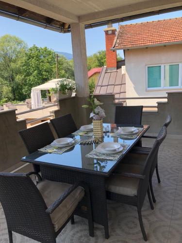una mesa negra y sillas en un patio en Paradise, en Bihać