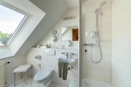 Ett badrum på Hotel Zum Steinhof