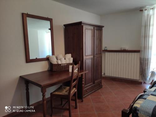 a dining room with a table and a mirror at Affittacamere “Del Ponte” in Cartignano