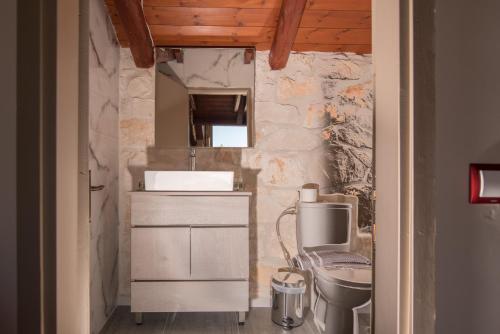 Et badeværelse på Elianthos Stone Villa