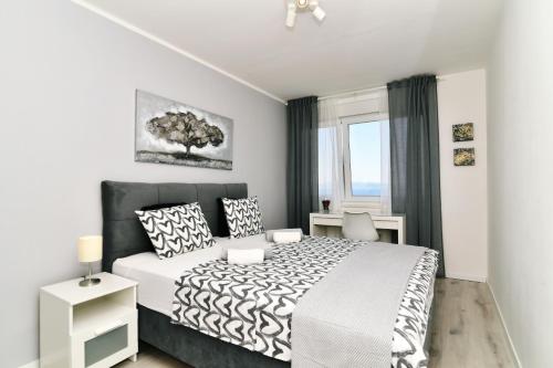 una camera da letto con un letto grande e una finestra di Mamma Mia Lux Apartment a Fiume (Rijeka)