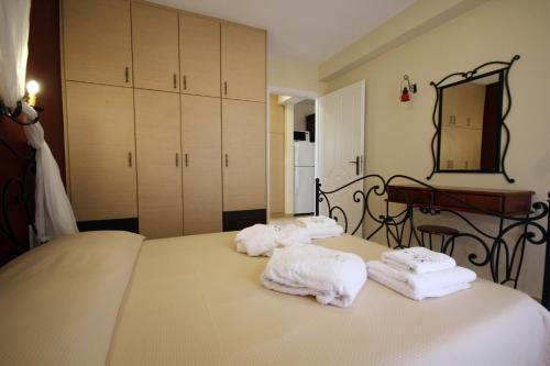 Postel nebo postele na pokoji v ubytování GreKa Ionian Suites