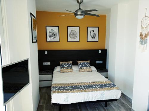 a bedroom with a bed and a ceiling fan at Luxury Vista mar y playa Torres del Sol B404 in Playa de las Americas