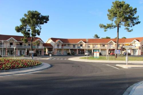 una strada vuota di fronte a un edificio di Au Cordouan a Le Verdon-sur-Mer