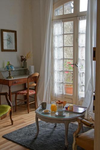 a living room with a table with oranges on it at Maison Rives - Village du Livre de Montolieu in Montolieu