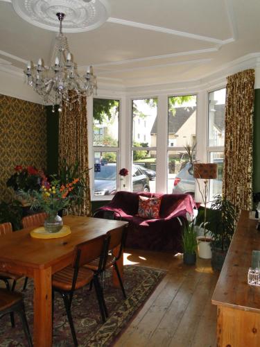 uma sala de estar com uma mesa e um sofá em Rockleaze Guesthouse em Bristol