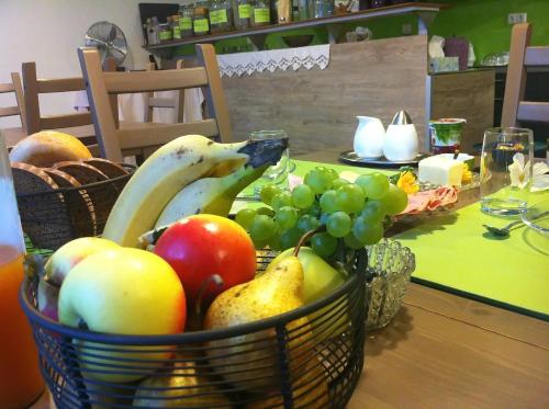 a basket of fruit sitting on a table at Traubengarten Winkler in Niederhollabrunn