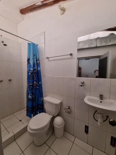 uma casa de banho com um WC e um lavatório em Chelitos Backpacker em Cusco