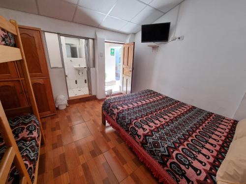 Una televisión o centro de entretenimiento en Chelitos Backpacker