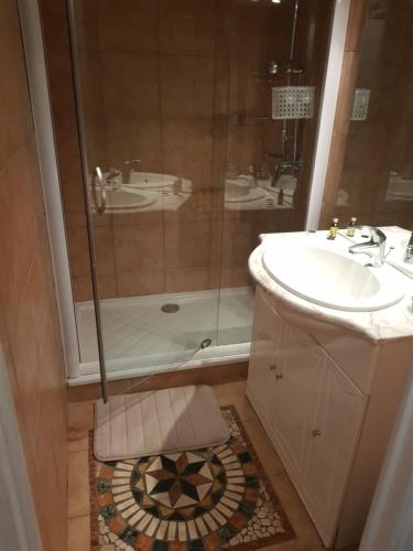 une salle de bain avec douche et lavabo dans l'établissement NATURISME LE CAP D'AGDE APPART. 4 PERSONNES D 63, au Cap d'Agde