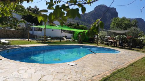 una piscina en el patio trasero de una casa en Hacienda el Mirador, en El Gastor