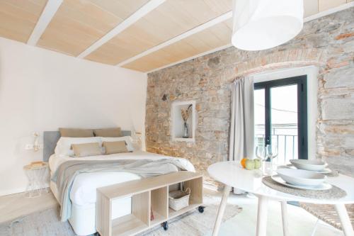 a bedroom with a bed and a table at Aeris Boutique Studio in Girona