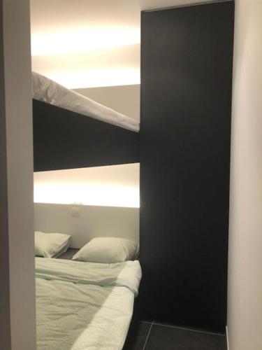 a room with two bunk beds in a room at bloc79/zero in Knokke-Heist