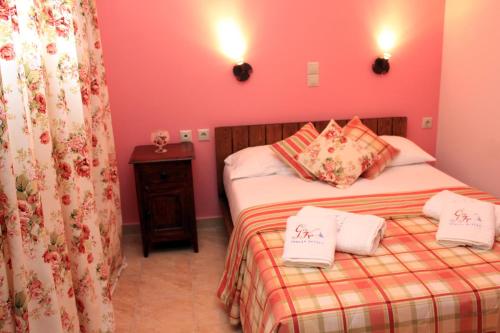 Postel nebo postele na pokoji v ubytování GreKa Ionian Suites