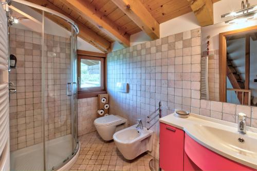 Koupelna v ubytování chalet con piscina e vista panoramica