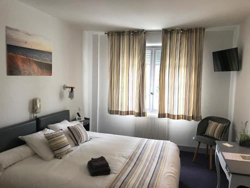 Cama ou camas em um quarto em Logis Hôtel Le Relais des Plages