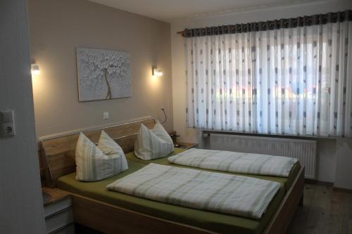 Postel nebo postele na pokoji v ubytování Ferienwohnung Forellenhof